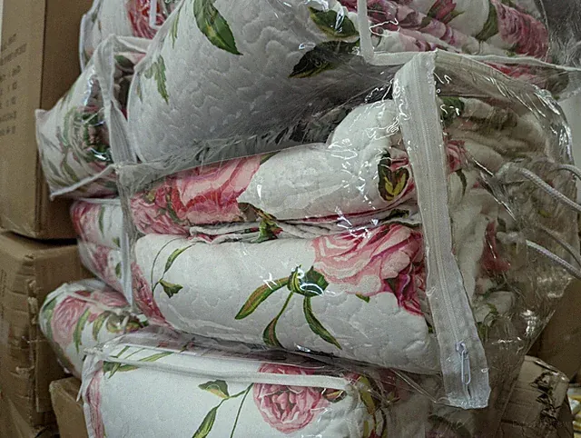 Wholesale Bedding Quilts Blankets Bed skirts, etc perfect for retailers, 10+ pcs
